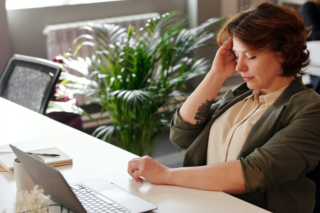 pexels marcus aurelius 4064177 - Cegah Risiko Sick Building Syndrome