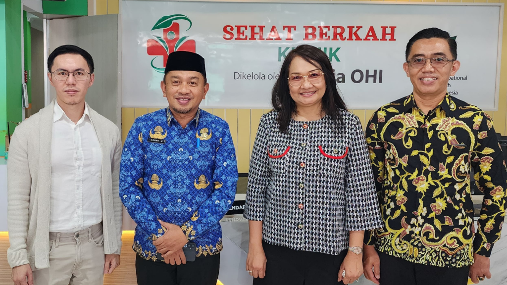 Prodia OHI buka OH Branch di Bahodopi, Morowali 4 dari kiri ke kanan: dr. Hengky Prabowo, SpOk (Branch Manager Prodia OHC Jakarta); Bapak Ashar Ma’aruf, SE., M.Si (Kadinkes Kabupaten Morowali); Dr. Bertha Pangaribuan, M.Si (Direktur Prodia OHI); Musran Hasan Borahima (Kepala Cabang Prodia Palu)
