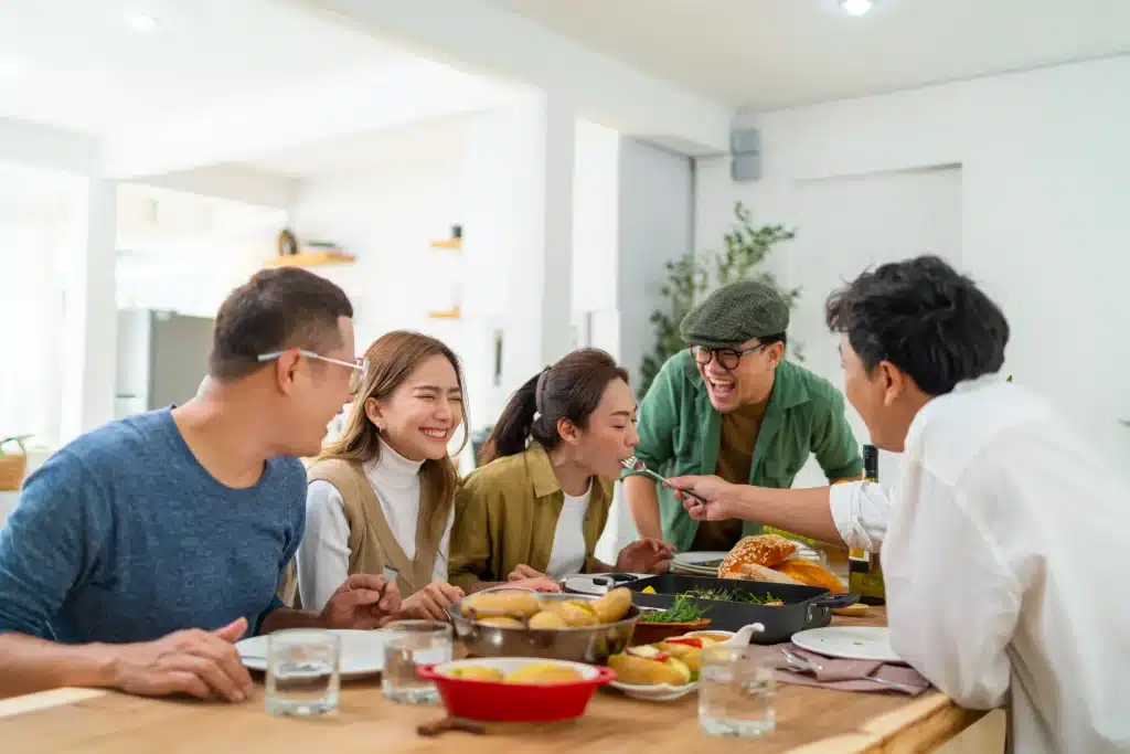 Bisakah Penularan Hepatitis Terjadi Saat Makan Bersama?
