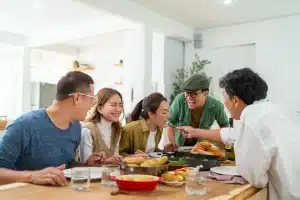 Bisakah Penularan Hepatitis Terjadi Saat Makan Bersama?